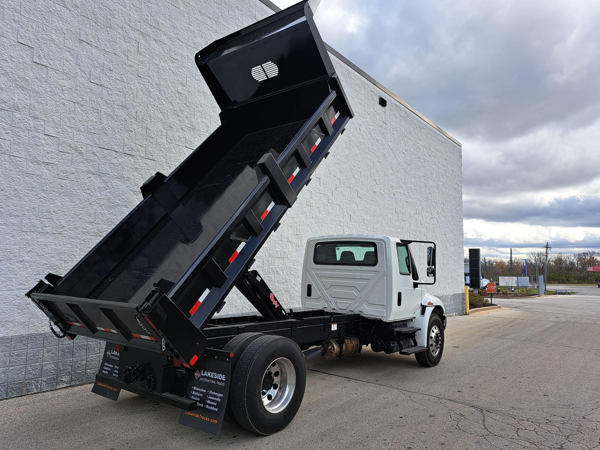 2018 INTERNATIONAL 4300 - image 2 of 6