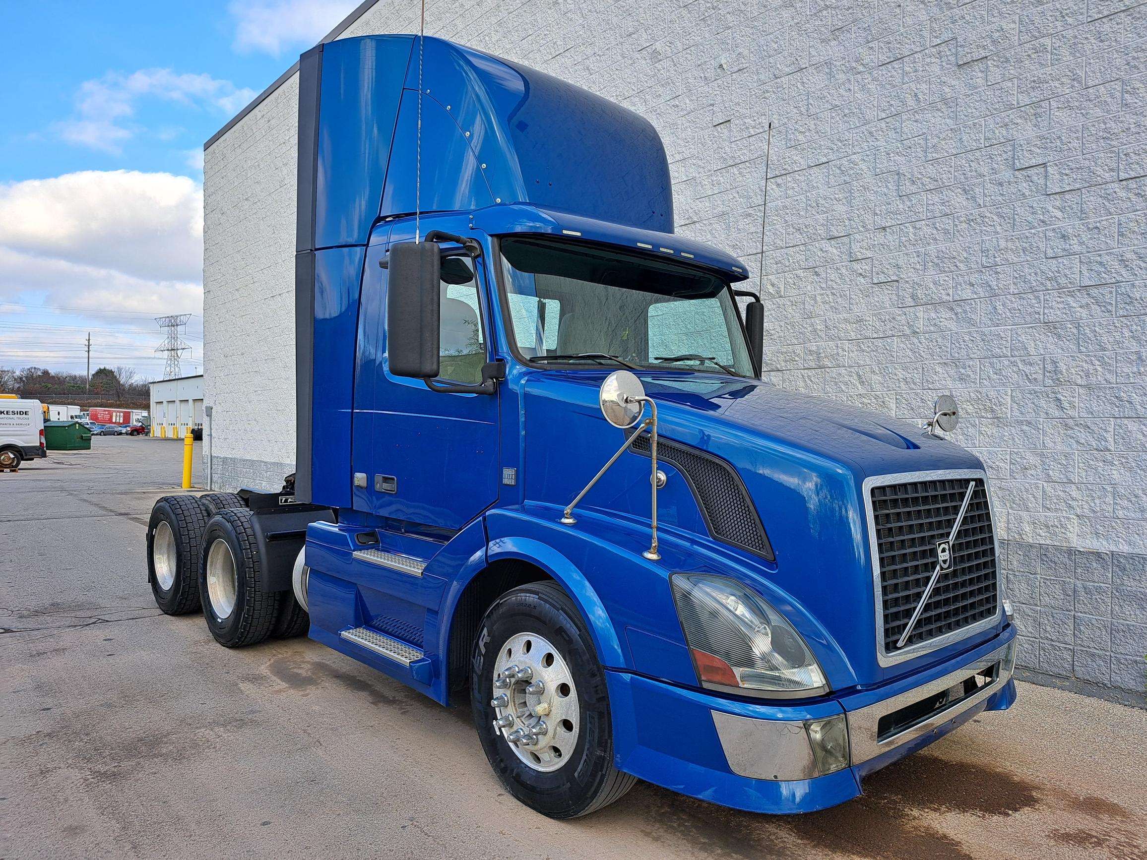 2010 Volvo VNL64T - image 1 of 6