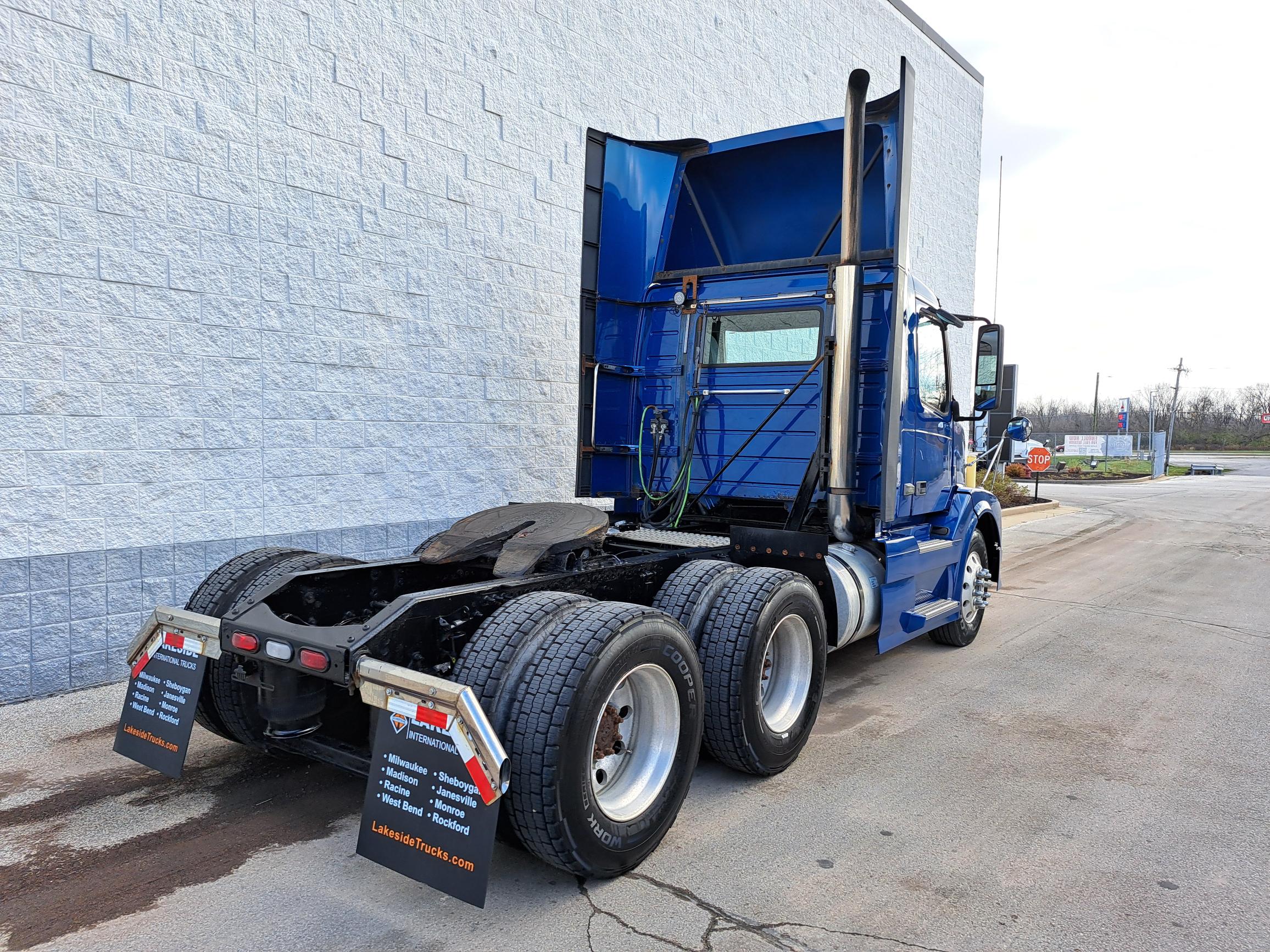 2010 Volvo VNL64T - image 2 of 6