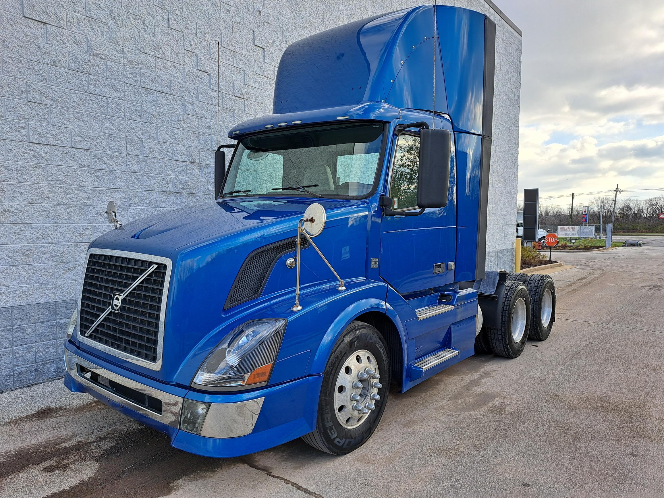 2010 Volvo VNL64T - image 3 of 6