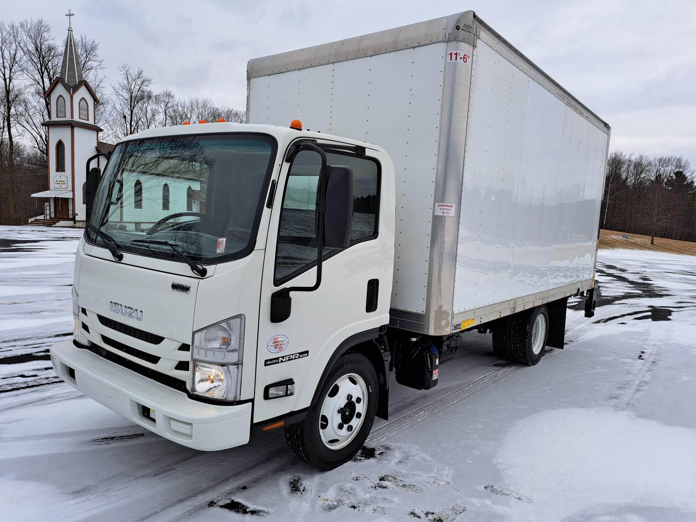 2022 ISUZU NPR - image 3 of 6